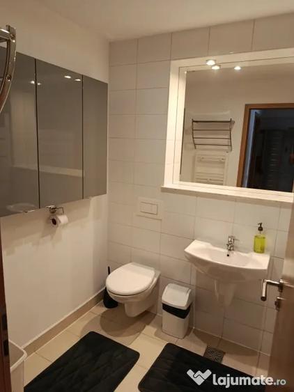 Apartament cu 3 camere decomandat în Est