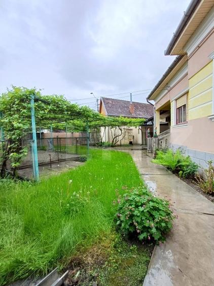 Casă individuală cu 4 camere cu Canalizare în Sud-Est