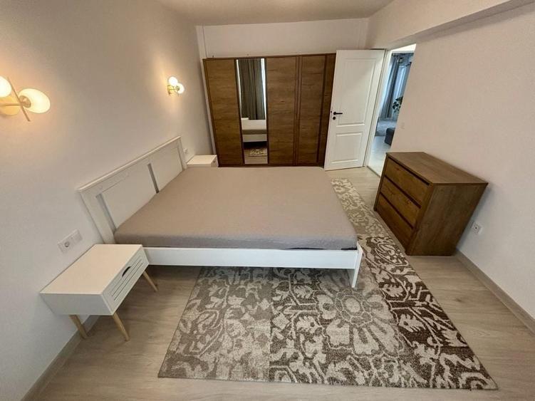 Apartament cu 3 camere semidecomandat în Runcu