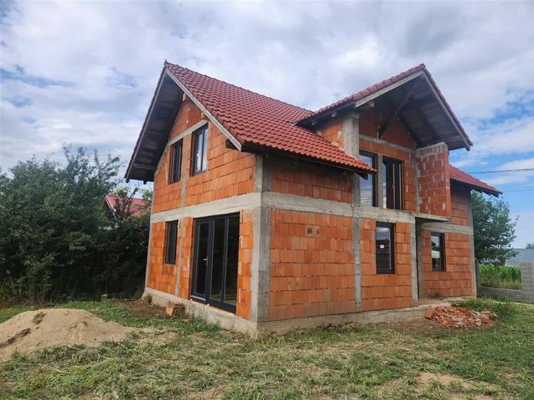 Casă individuală cu 4 camere cu Teren 700 Mp în Biharia