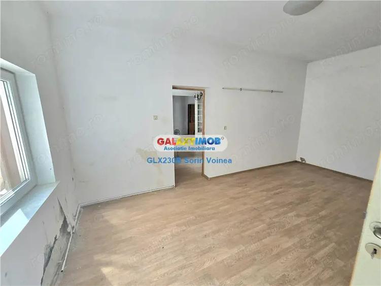 Casă cu 14 camere cu Teren 400 Mp în Titan