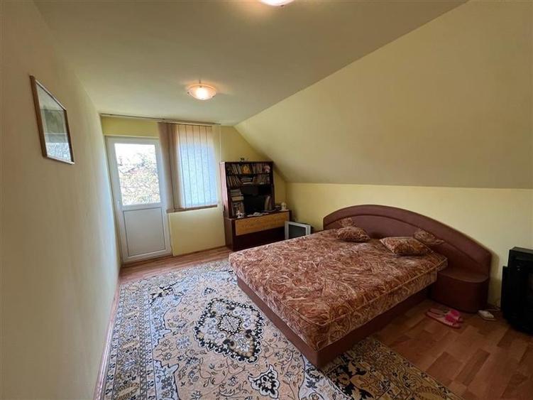 Casă individuală cu 10 camere cu Teren 700 Mp în Exterior Est