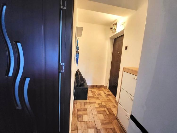 Apartament cu 2 camere semidecomandat în Podu Roș