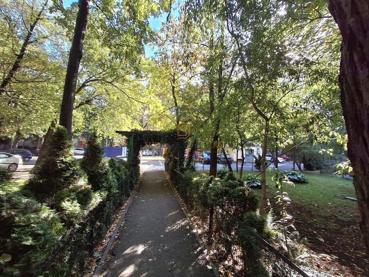 Apartament cu 3 camere semidecomandat, mobilat în Brâncoveanu