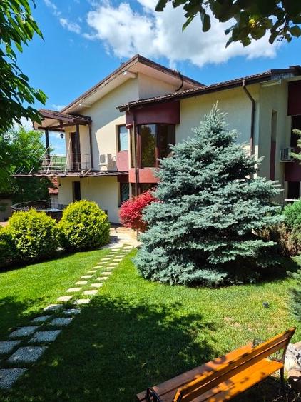 Casă individuală cu 7 camere cu Canalizare în Bucium