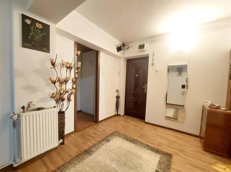 Apartament cu 3 camere semidecomandat în Balta Albă