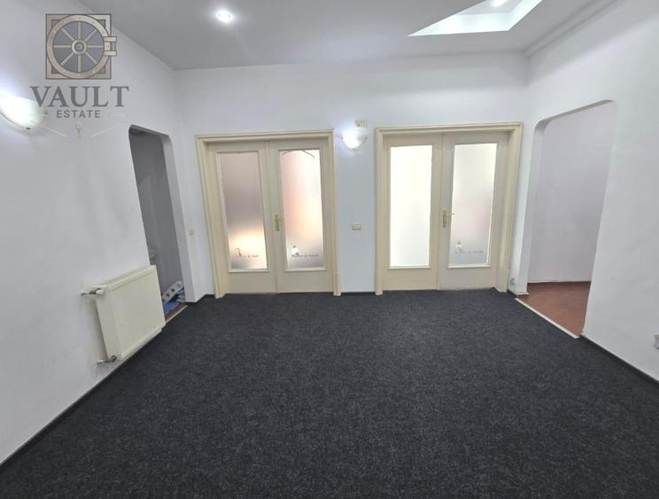 Apartament cu 4 camere semidecomandat, mobilat în P-ța Victoriei