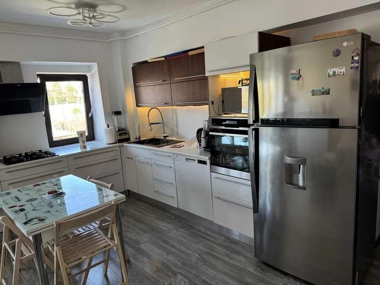 Apartament cu 3 camere semidecomandat, mobilat în Păcurari