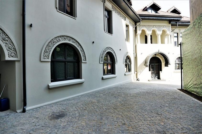 Casă cu 10 camere cu Teren 500 Mp în P-ța Romană