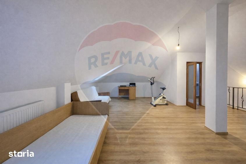 Casă cu 7 camere cu Teren 390 Mp în Lumina