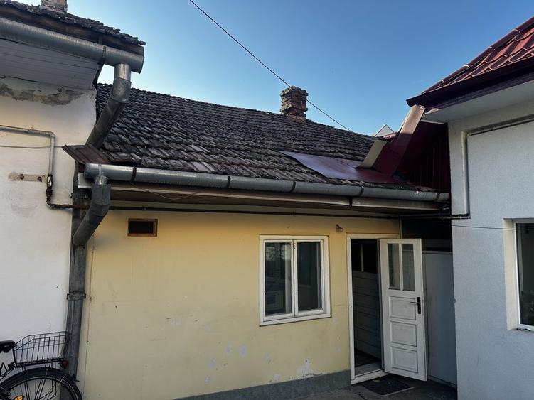 Casă cu 2 camere cu Teren 350 Mp în Central