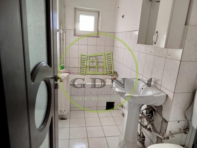 Apartament cu 3 camere semidecomandat în Valenta