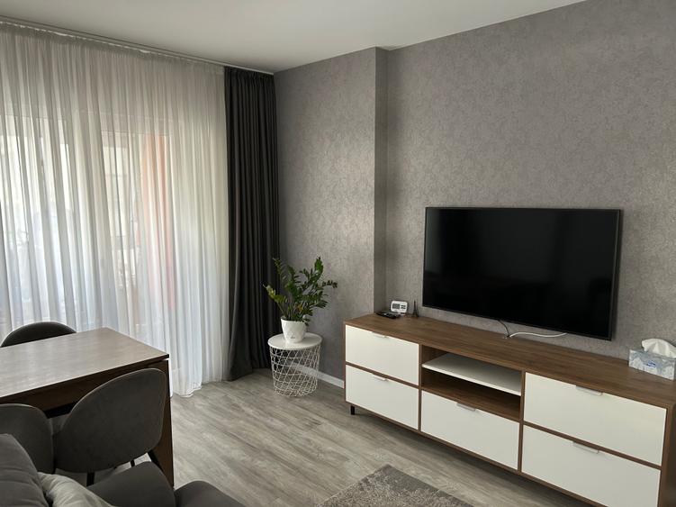 Apartament cu 3 camere decomandat în Roșu