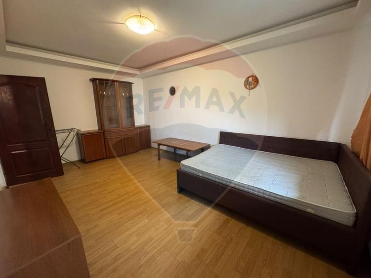 Garsonieră decomandată în Sud
