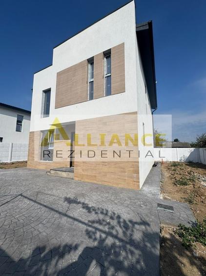 Casă individuală cu 5 camere decomandat cu Canalizare în Central