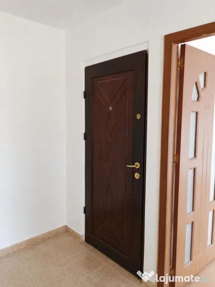 Apartament cu 3 camere decomandat în Rovine