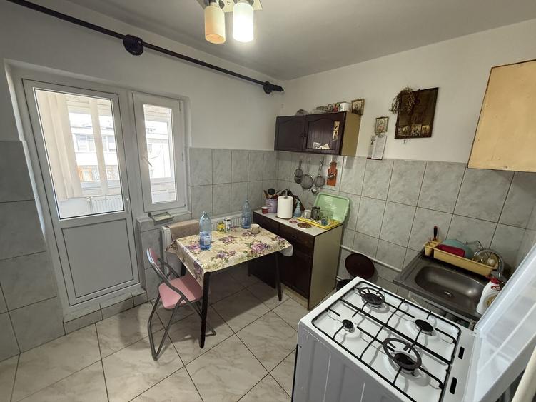 Apartament cu 3 camere decomandat, mobilat în Dacia