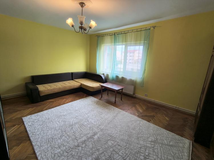 Apartament cu 3 camere decomandat, mobilat în