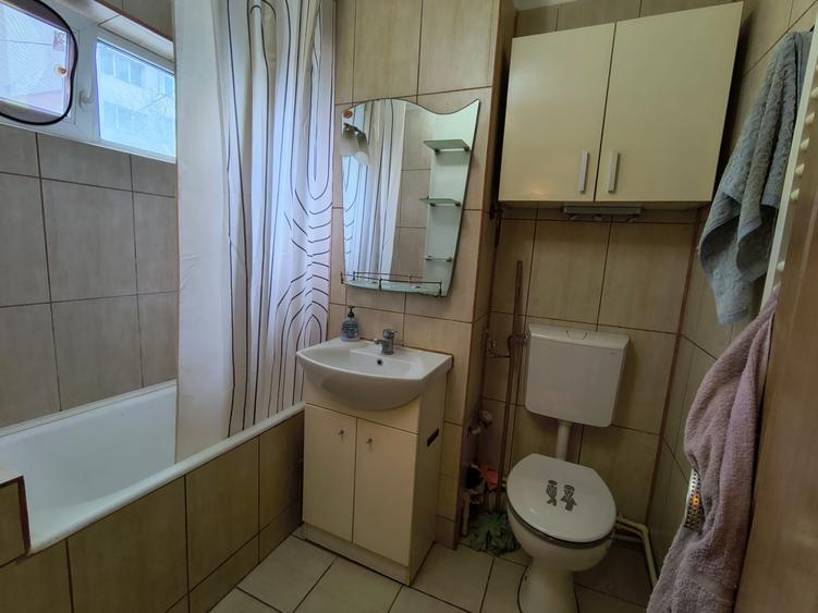 Apartament cu 2 camere semidecomandat, mobilat în Micro 5