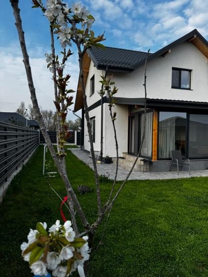 Casă individuală cu 5 camere cu Canalizare în Central