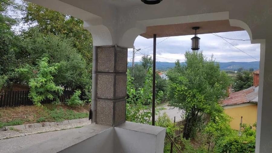 Casă cu 4 camere cu Teren 2000 Mp în Central