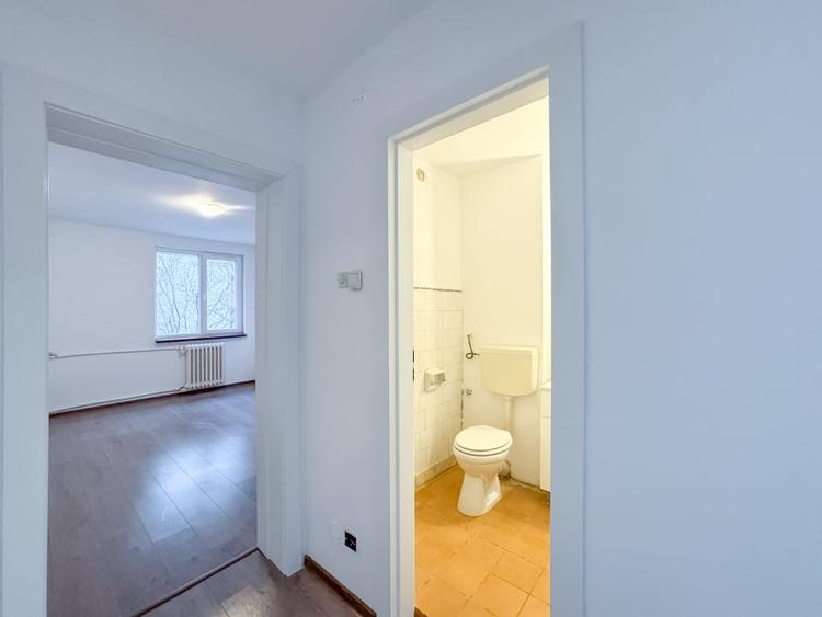 Apartament cu 3 camere semidecomandat în Olteniței