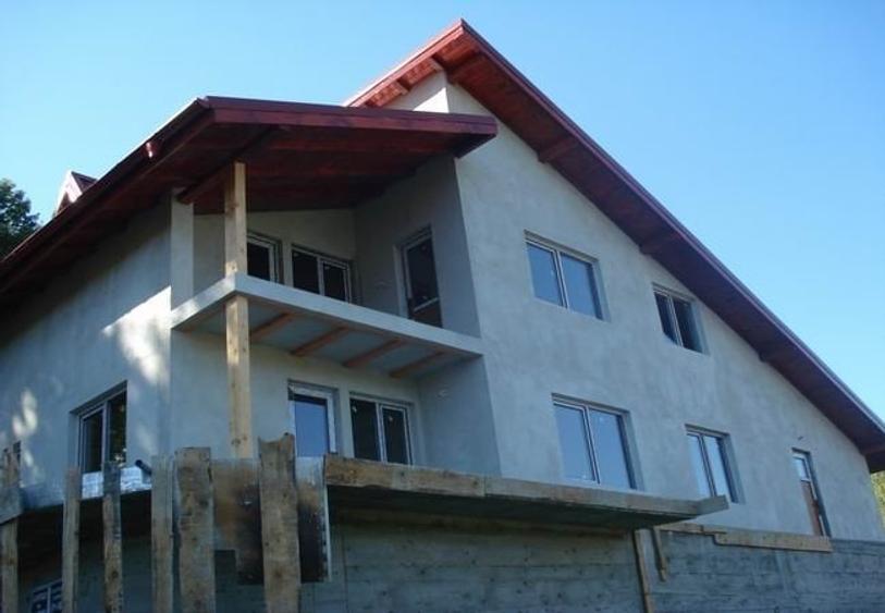 Casă individuală cu 6 camere cu Canalizare în Pucioasa-Sat