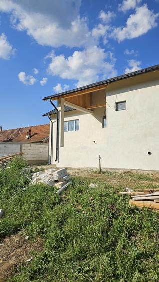 Casă cu 3 camere în Palazu Mare