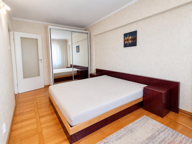 Apartament cu 3 camere decomandat, mobilat în Granit
