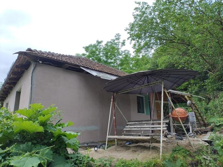 Casă cu 2 camere cu Teren 7650 Mp în Central