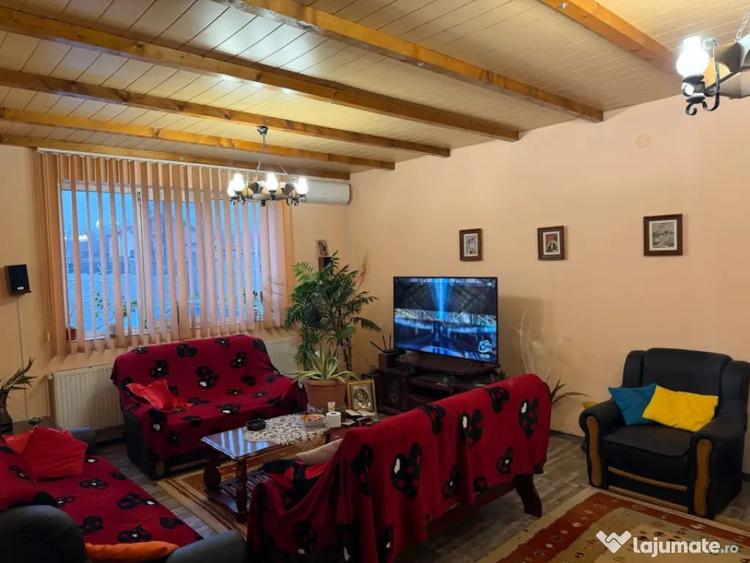 Casă cu 8 camere cu Teren 5000 Mp în Malu Mare
