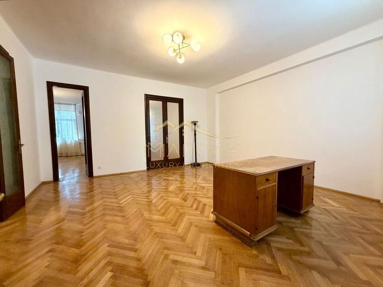 Birou, de 143.61000061035 mp, în Polonă