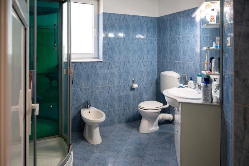 Casă individuală cu 6 camere cu Canalizare în Andrei Mureșanu