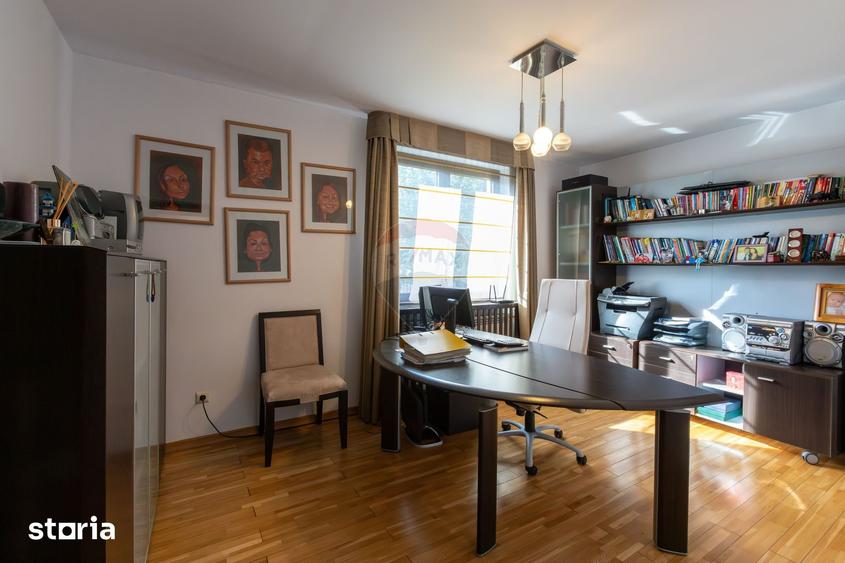 Casă cu 7 camere cu Teren 1617 Mp în Central