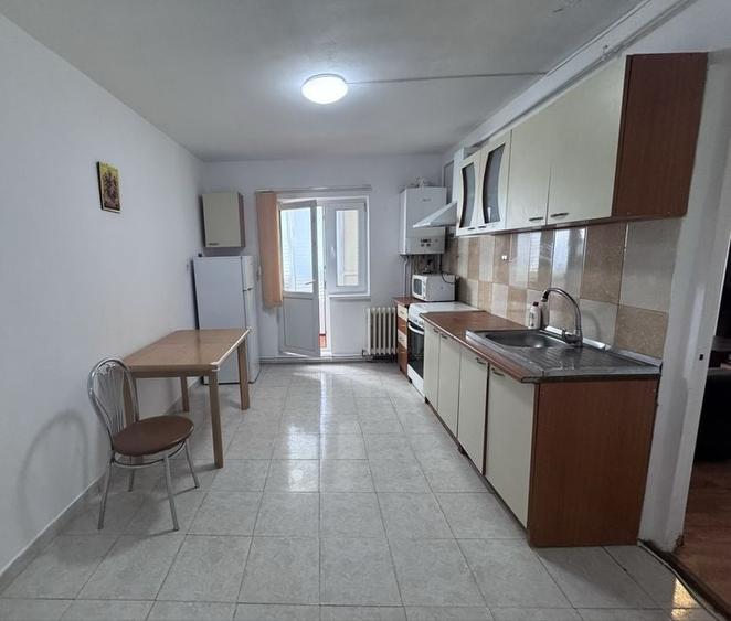 Apartament cu 2 camere decomandat, mobilat în Cetate