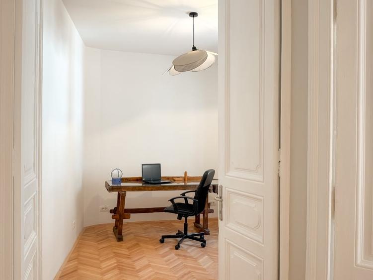 Apartament cu 3 camere semidecomandat, mobilat în Moșilor