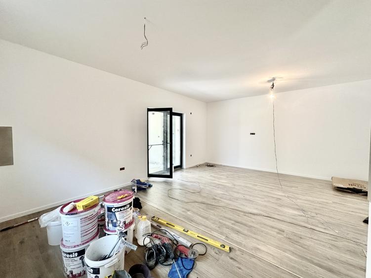 Duplex cu 3 camere cu Canalizare în Albina