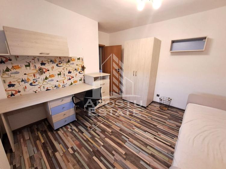 Apartament cu 3 camere decomandat, mobilat în Aradului