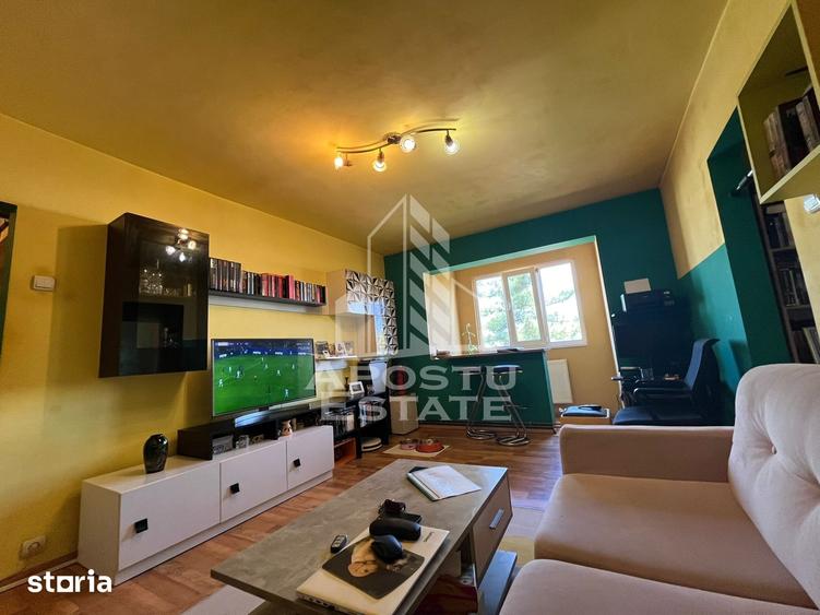 Apartament cu 4 camere semidecomandat în Girocului