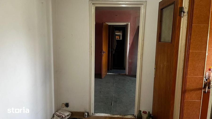Apartament cu 3 camere semidecomandat în Drumul Taberei
