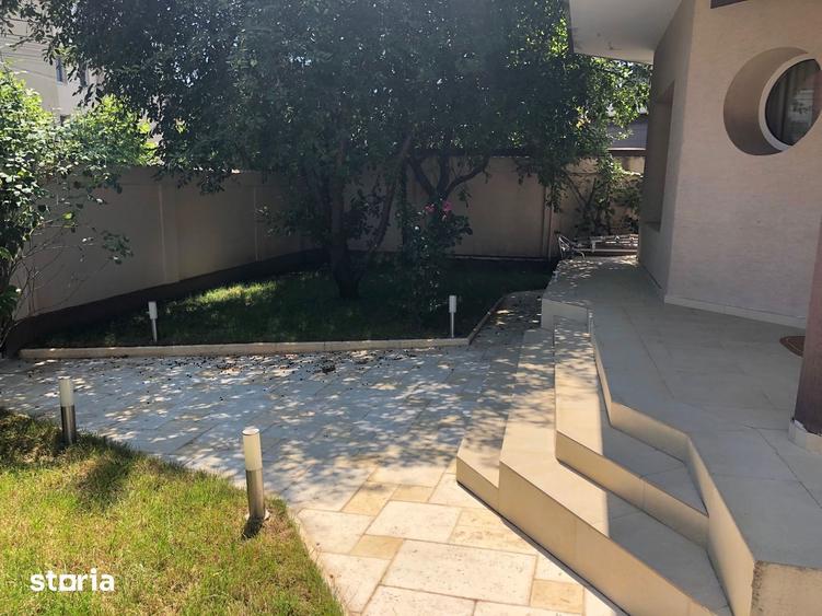 Casă cu 7 camere cu Teren 480 Mp în Apărătorii Patriei