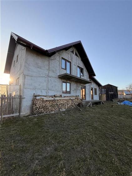 Casă individuală cu 4 camere cu Teren 8400 Mp în Pătrăuți