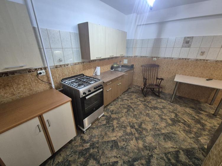 Apartament cu 3 camere decomandat în Calea Victoriei