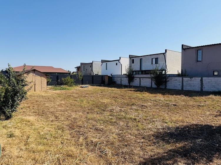 Teren de 662 mp, în Costi