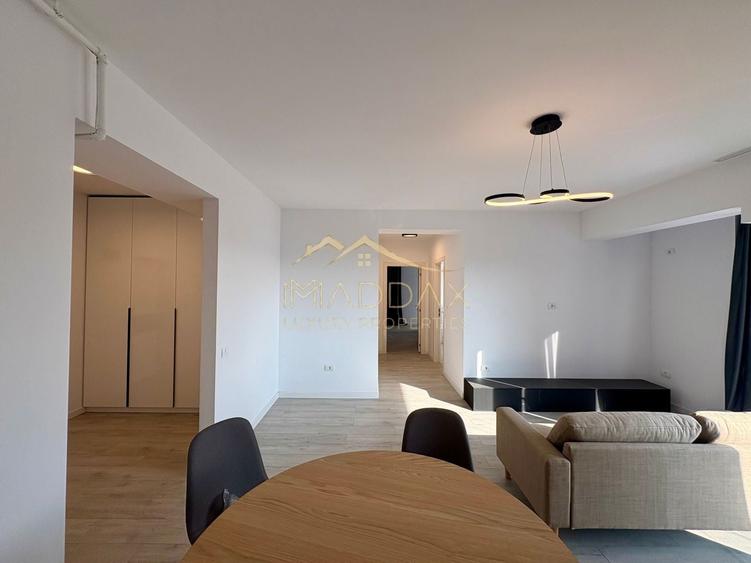 Apartament cu 3 camere semidecomandat, mobilat în Băneasa