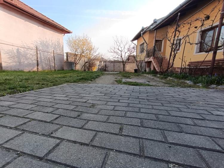 Casă individuală cu 3 camere cu Canalizare în Central