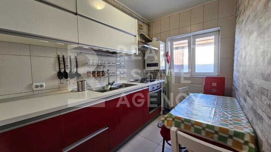 Apartament cu 4 camere decomandat, mobilat în Central