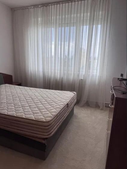 Apartament cu 3 camere semidecomandat în Alexandru cel Bun
