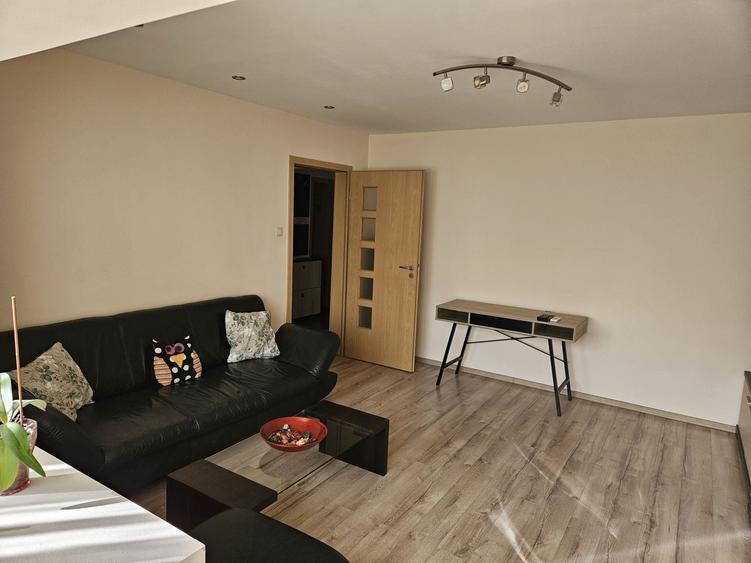 Apartament cu 3 camere decomandat în Miorița