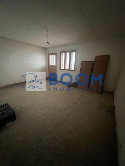 Casă individuală cu 10 camere cu Canalizare în Central